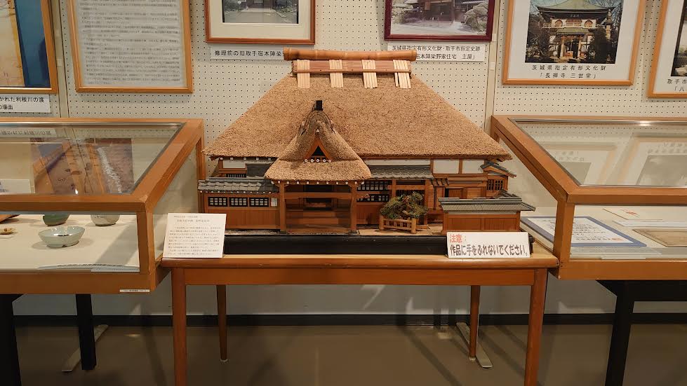【中古】 三枚の表札 三人六脚のシニア家族/表現技術開発センター/福永隆子 取手市】87匹のぶたに会える！文化埋蔵センターは写真映えも
