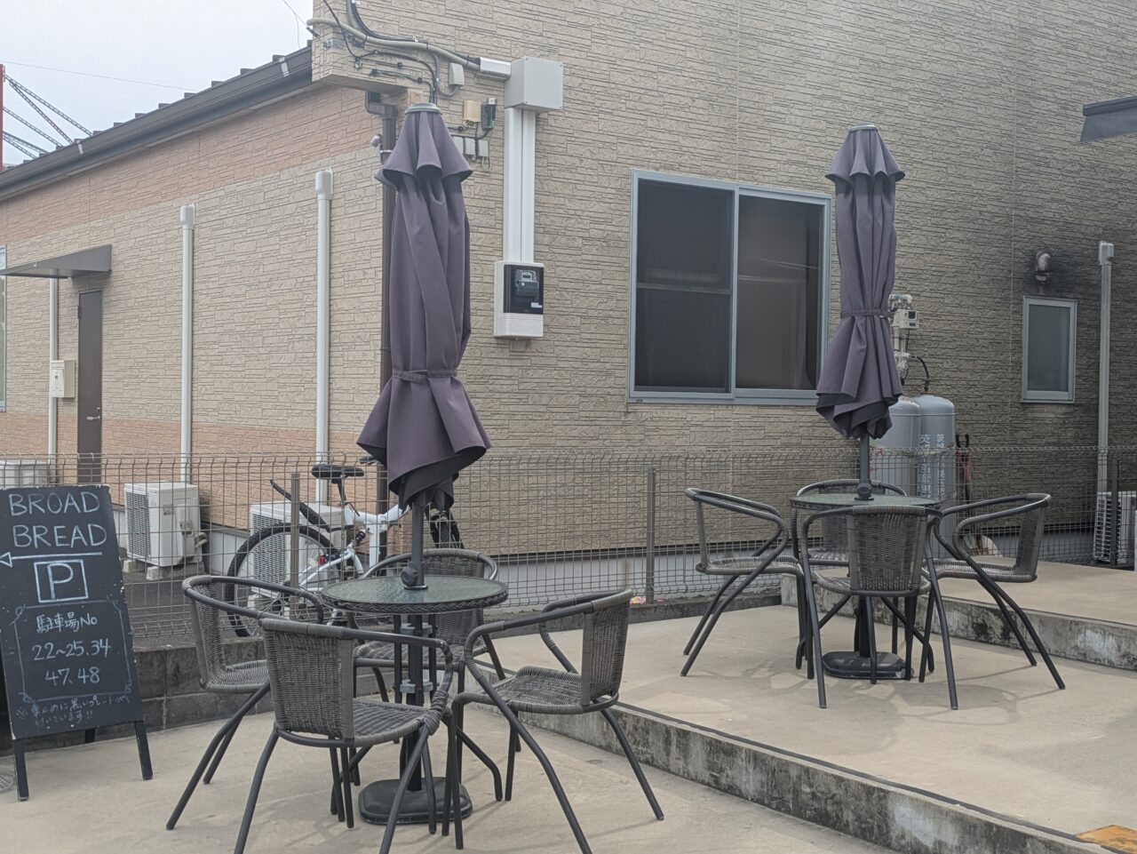 テラス席と駐車場